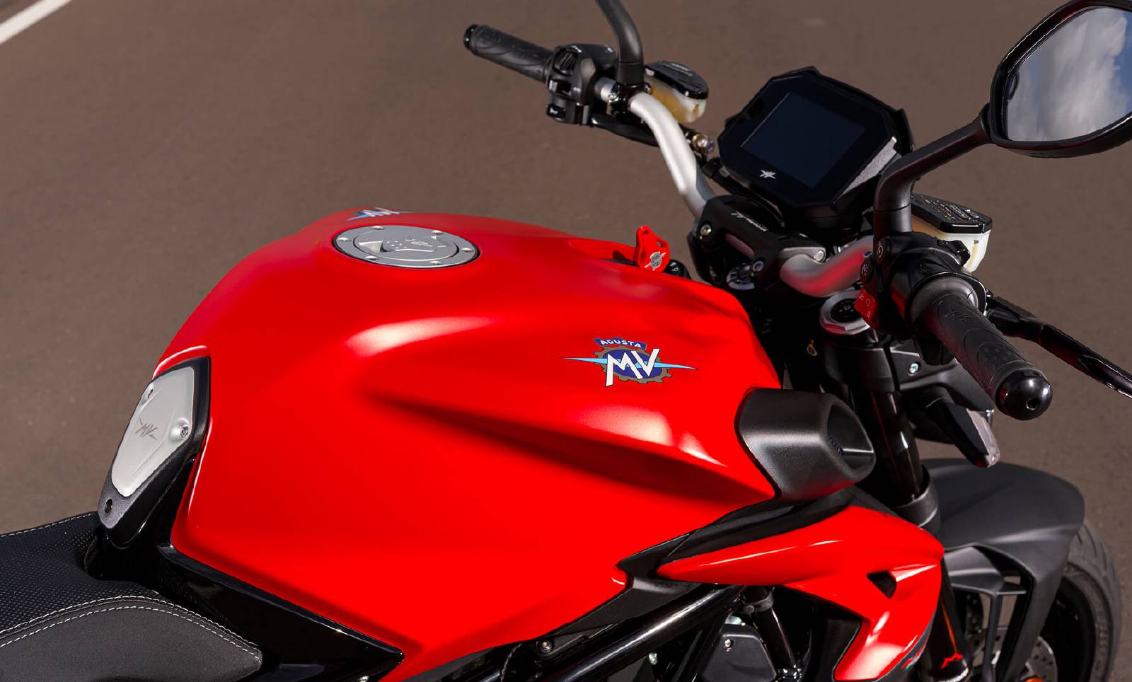 אופנוע MV Agusta Brutale 800 בעיצוב איטלקי מודרני.