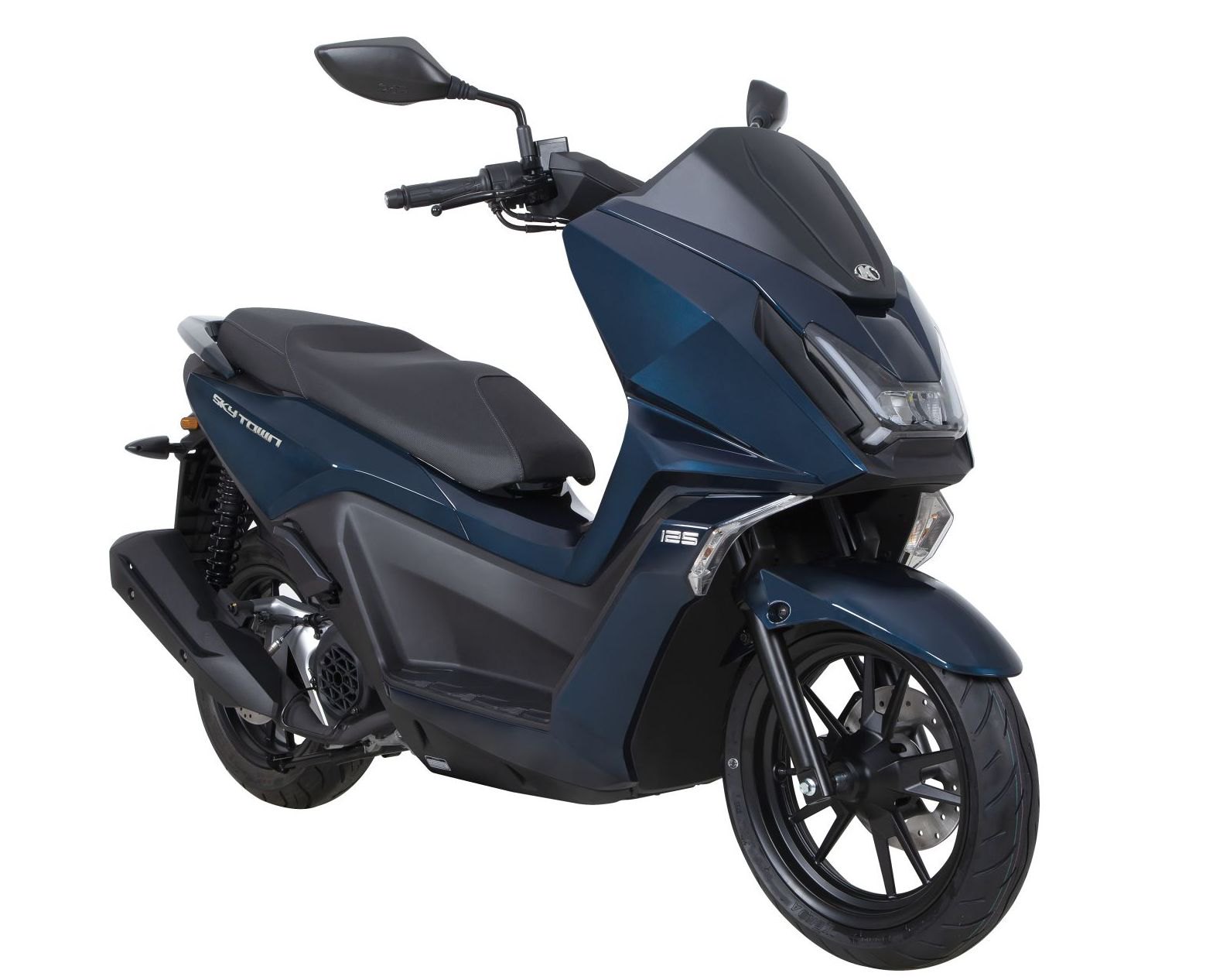אופנוע KYMCO Sky Town 125 CBS בצבע אפור כהה, צולם מזווית קדמית-צדדית בתערוכה, עם תצוגת מידע וקופסה אחורייה.