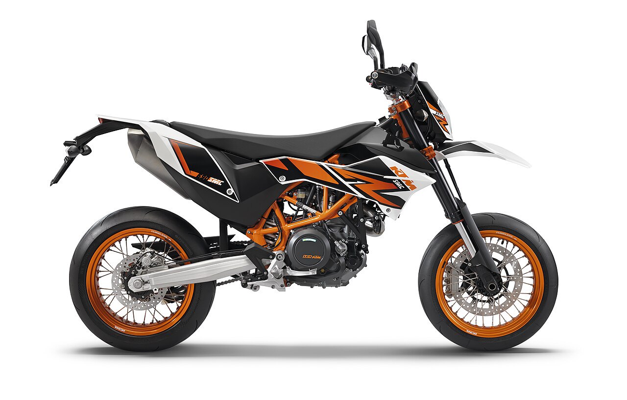 אופנוע KTM 390 Duke בצבעים שחור, לבן ואורנג', צילום צד על רקע לבן, עם לוגו KTM ו-390 בולט