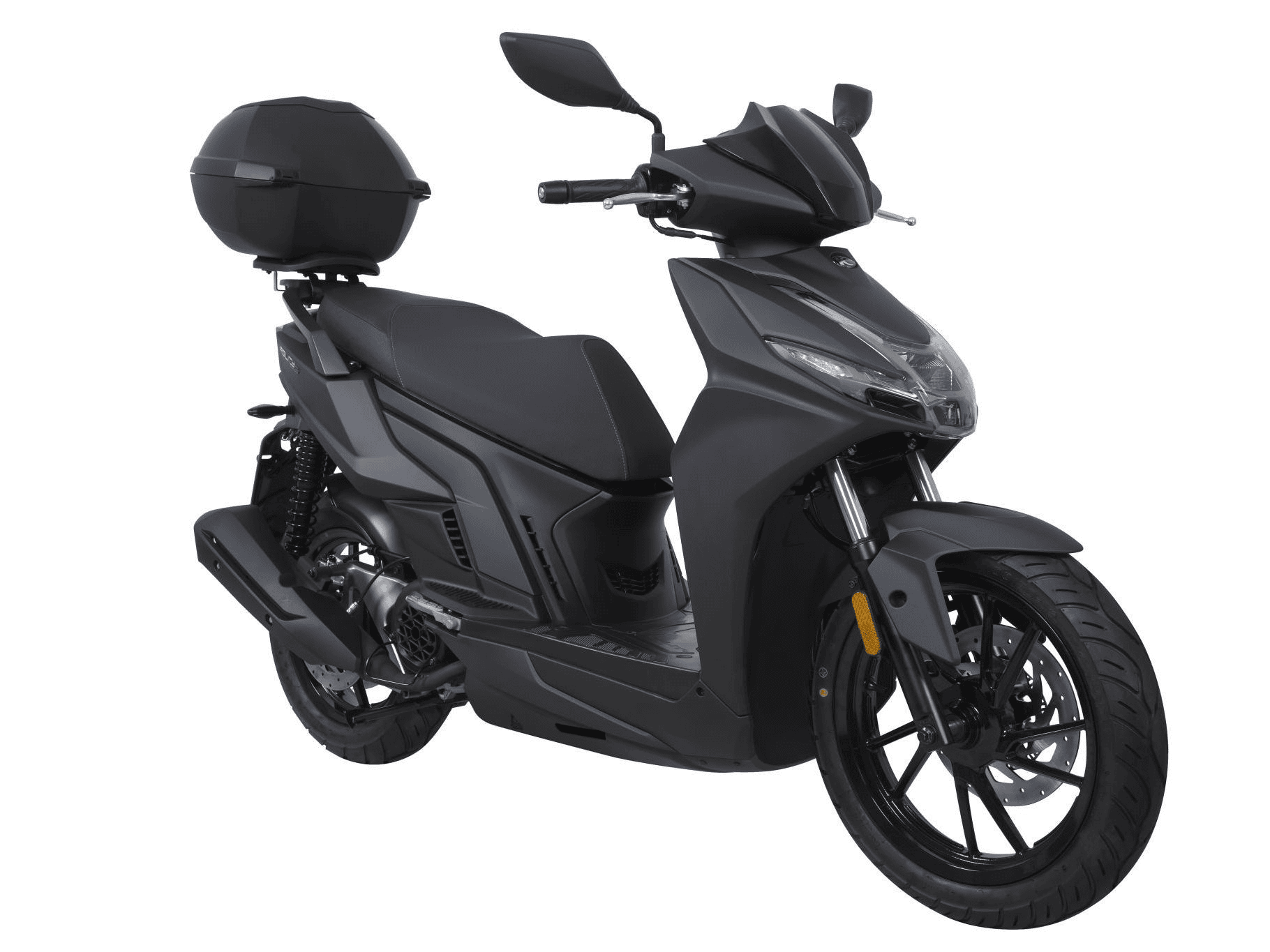 אופנוע ס쿠וטר לבן ושחור דגם Agility S 125 ABS, צילום מזווית קדמית-צדית בתערוכה, עם תג מותג וקוד QR על המושב.