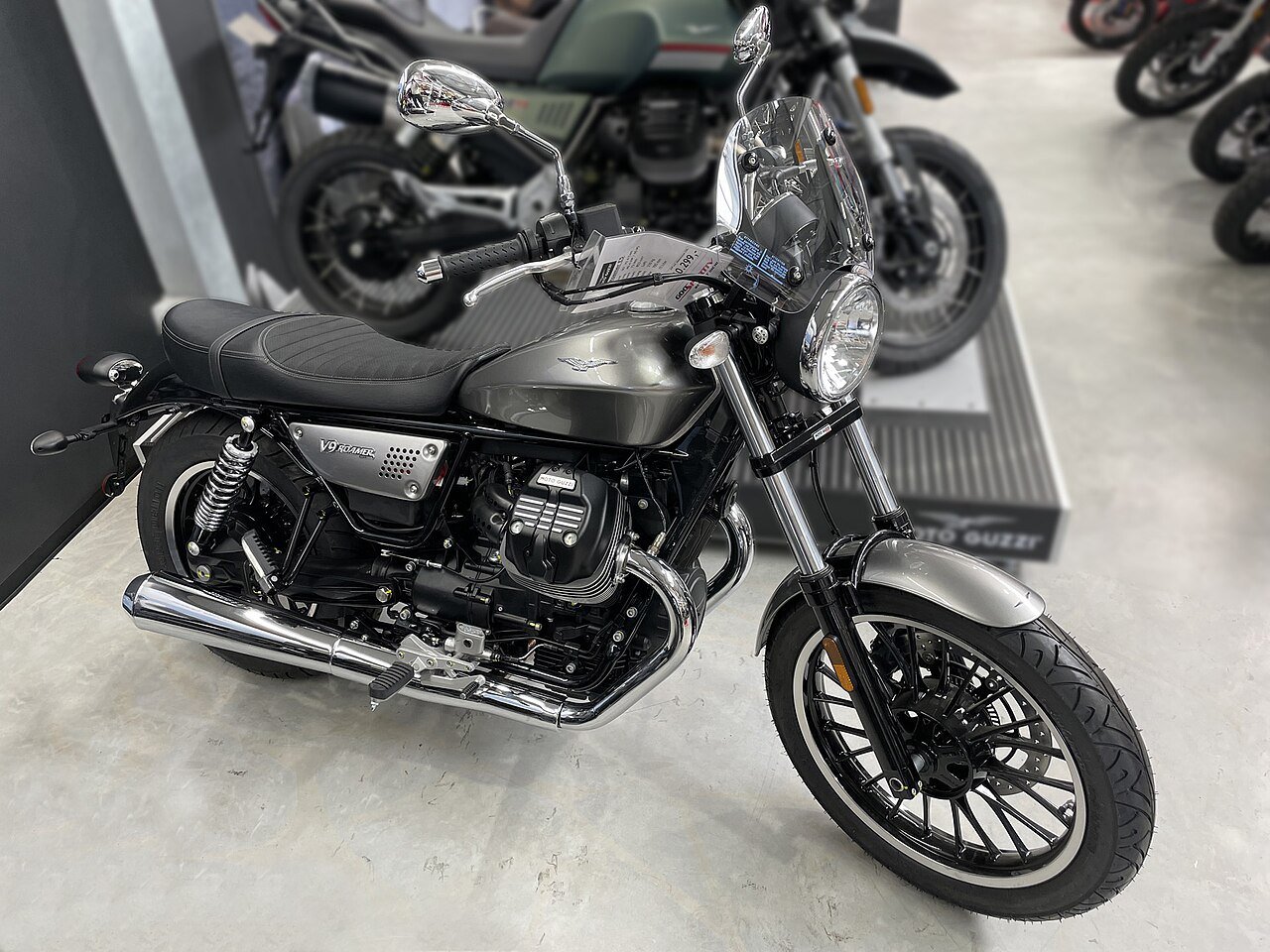 Moto Guzzi V9 ROAMER