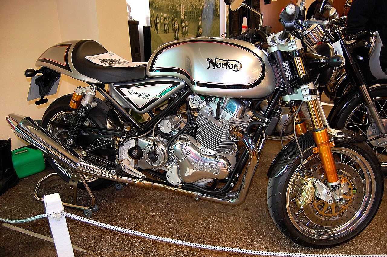 אופנוע נורתון Commando 961 Sport מטאלי-כסוף עם מוטות זהב, צילום צד קרוב בתצוגה פנימית