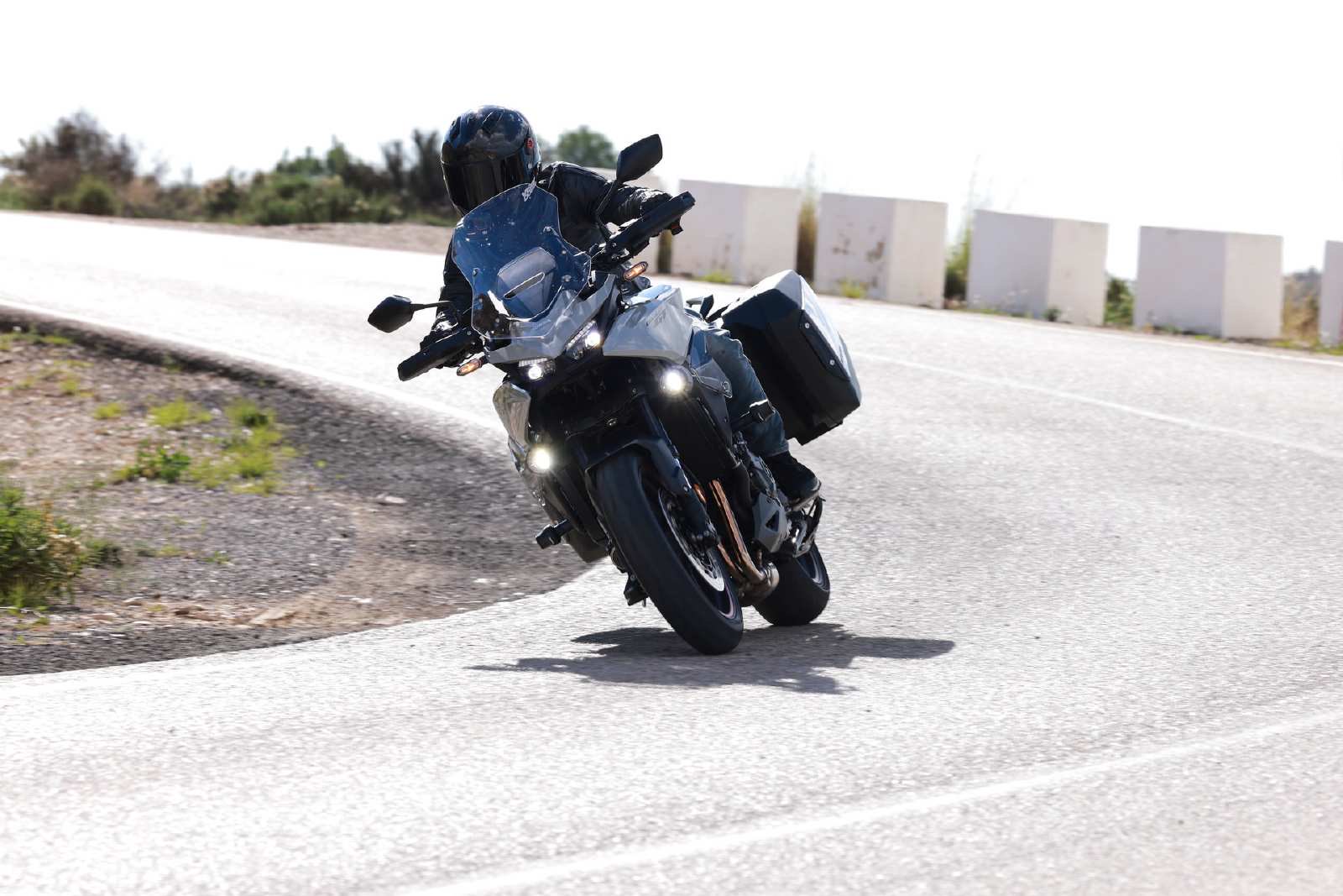 אופנוע ה-Honda CB1000GT בצבע כהה על כביש.