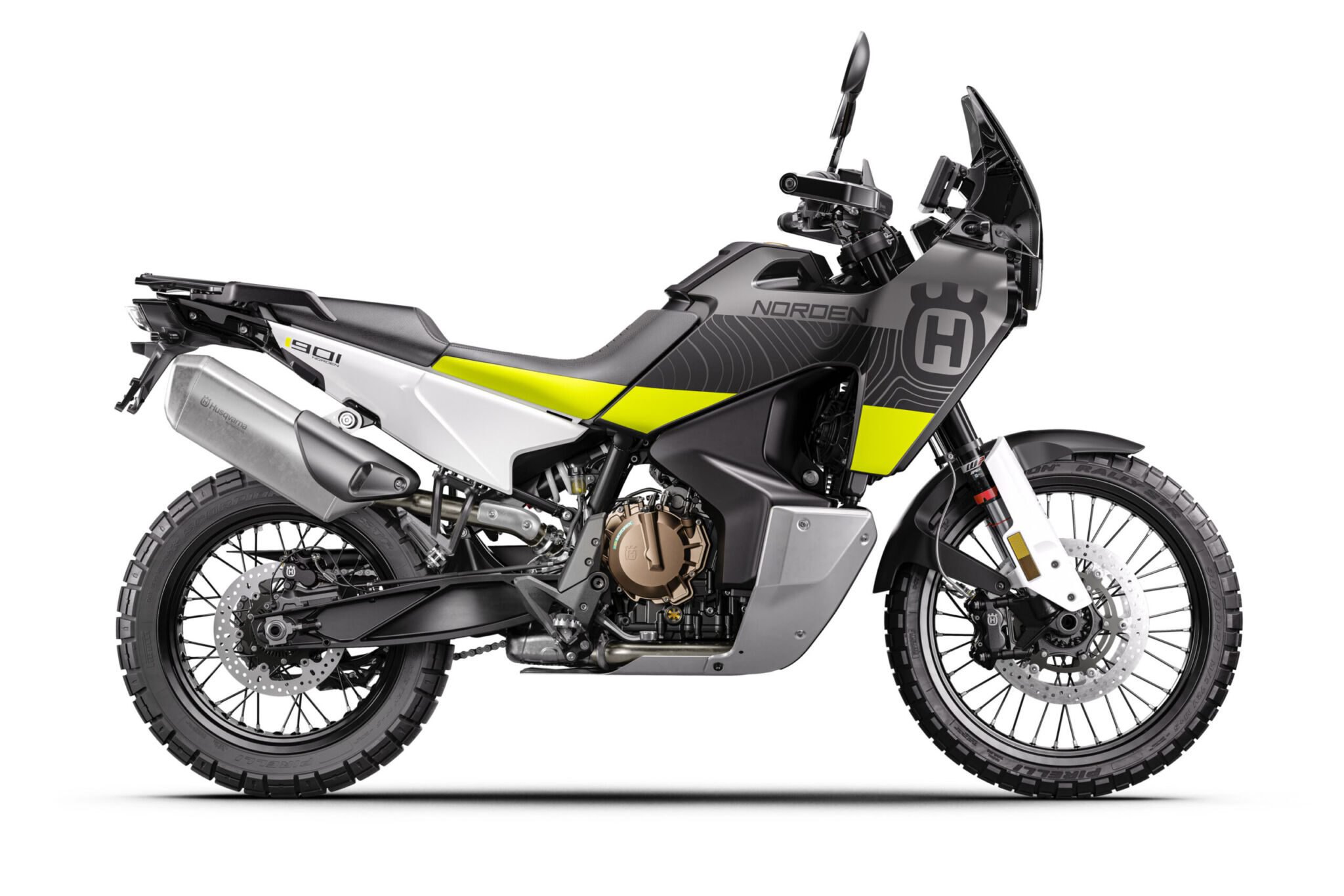 אופנוע Harley-Davidson Adventure שחור-צהוב עם מראה עליון וקרוסר, צולם מזווית קדמית-צדית מול שער גารג' לבן