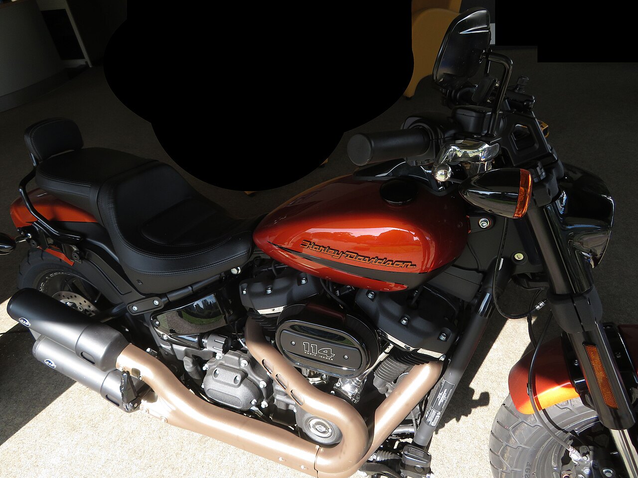 אופנוע Harley-Davidson בצבע אדום-בורדו, צילום מזווית גבוהה, פנים הבית, מנוע 114, מושב שחור, מוטות אפורה