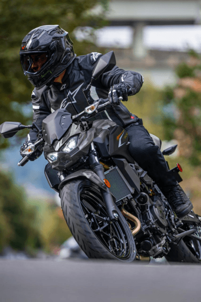 אופנוע קיימוטו Z250 שחור עם פסים ירוקים, צילום צד מימין בפארק חנייה, מראה מנוע, תיבת גלגלים ומערכת פנסים מודרנית