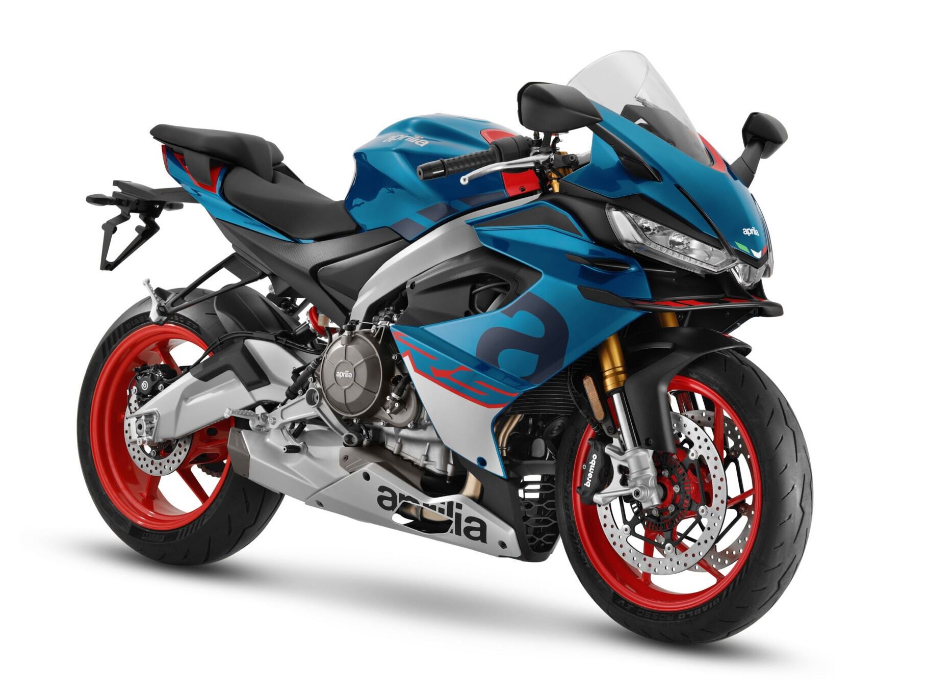 אופנוע Aprilia ספורטיבי בצבע כחול-לבן, צילום קרוב מקדימה, עם מספר 560 על המגן, בפנימיות עם רצפת פלטפורמות ורקע שחור עם כתוב