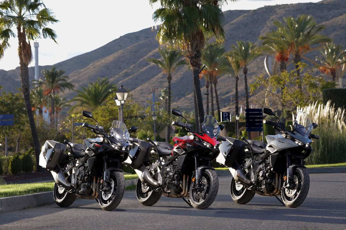 אופנוע הונדה CB1000GT בתצוגה חזיתית על הכביש.
