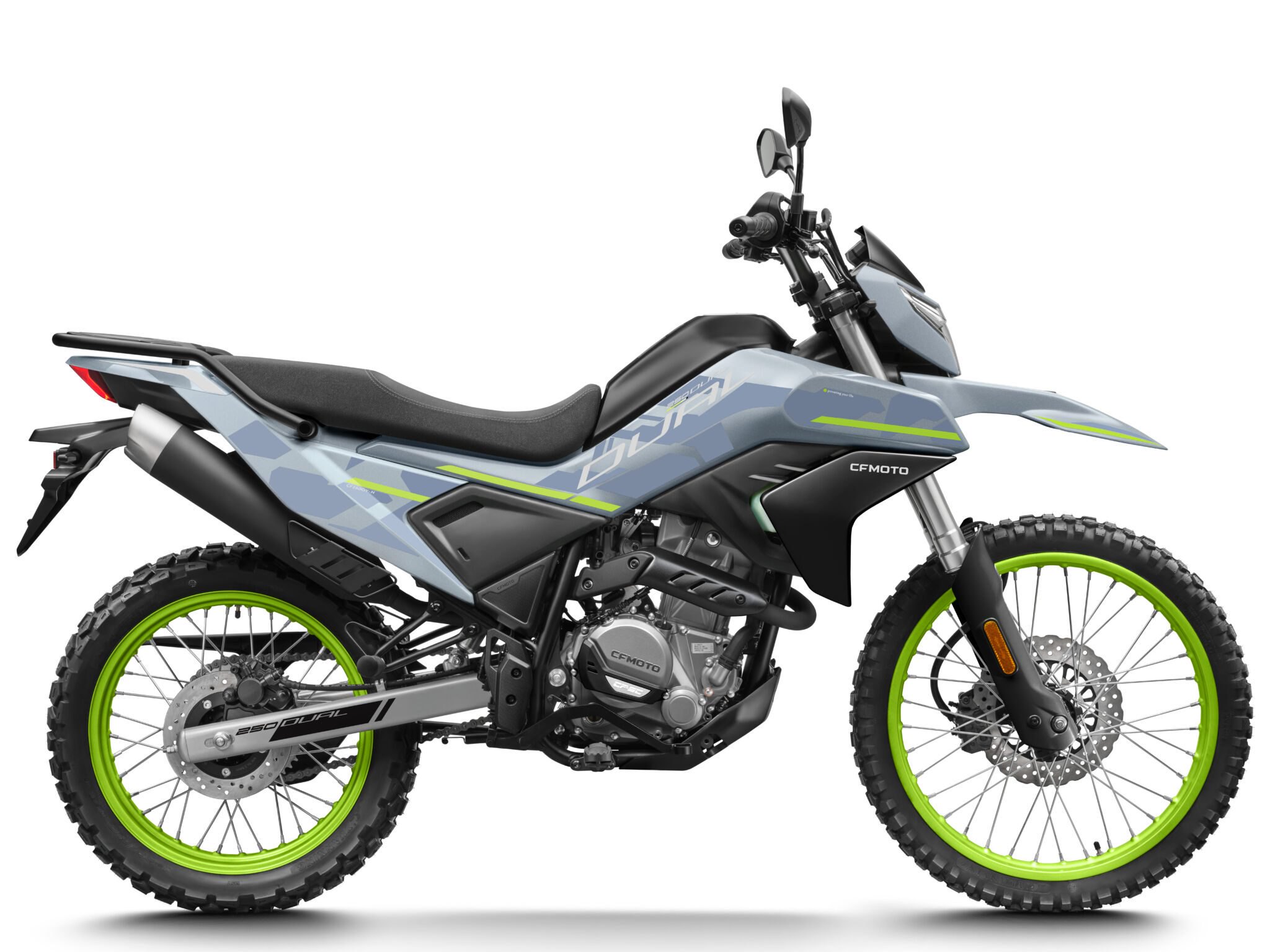 אופנוע CFMOTO 250 DUAL בצבע ירוק ניאון ולבן, צילום קרוב מזווית נמוכה ביציע תצוגה, עם גלגלים עמידים ומערכת דיסקית, אנשים ברקע.