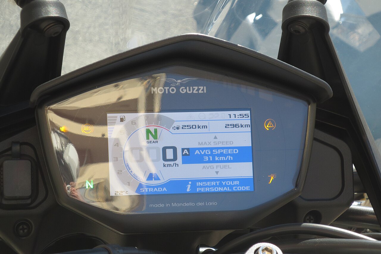 לוח מחוונים אלקטרוני של אופנוע Moto Guzzi Strada, צבע שחור, צילום קרוב מהצידה העליון, עם תצוגת מהירות, גיר, טמפרטורה וקוד