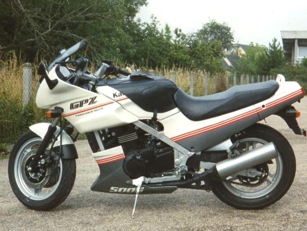 אופנוע Kawasaki GPZ 500S לבן-שחור עם פסים אדומים, צילום צד, חוץ על אספלט עם צמחייה ברקע