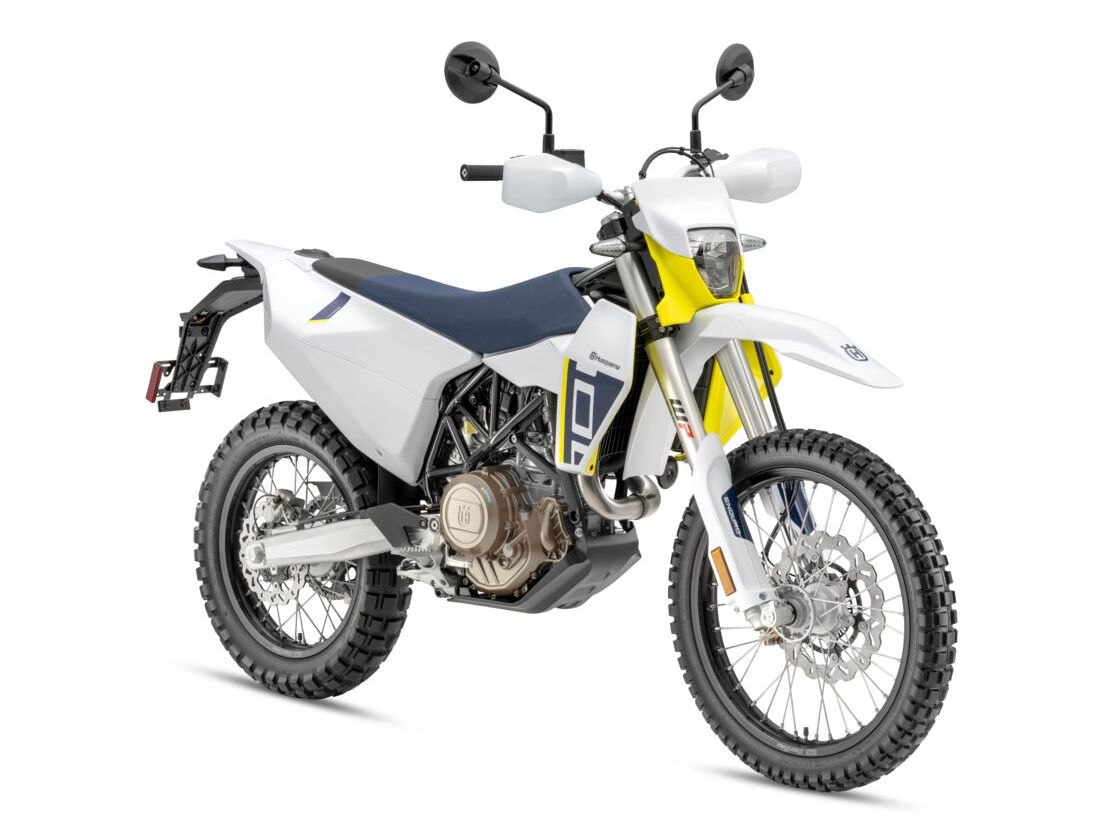 אופנוע הונד้า Enduro 101 לבן-כחול-צהוב, צילום צד על רקע לבן, עם גלגלים עמידים ומסגרת מטאלית