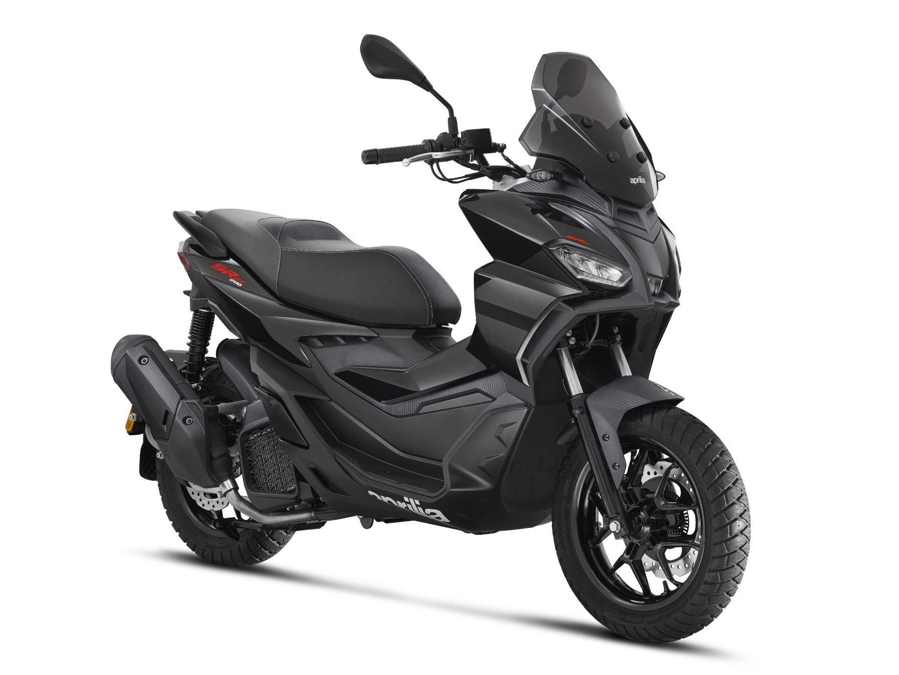 אופנוע סקוטר SYM SR GT בצבע אפור-שחור, צילום צד קדמי בתוך חנות, עם מראה חלונות ומכוניות ברקע