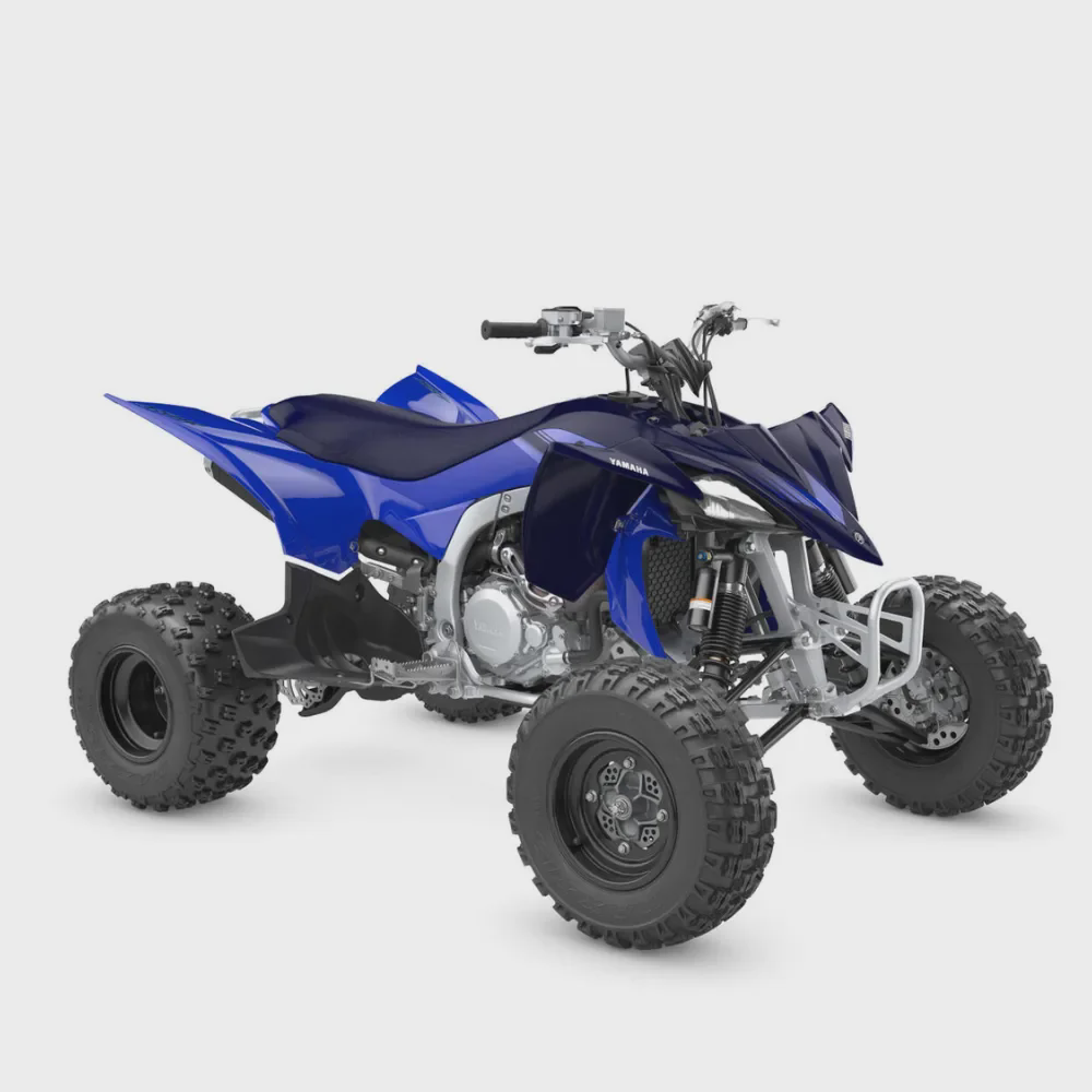 אופנוע שטח יاماבה YFZ 450 בצבע שחור-לבן-אדום, מוצג על פלטפורמה עץ עם צמחייה, בתערוכה עם מבקרים ברקע.