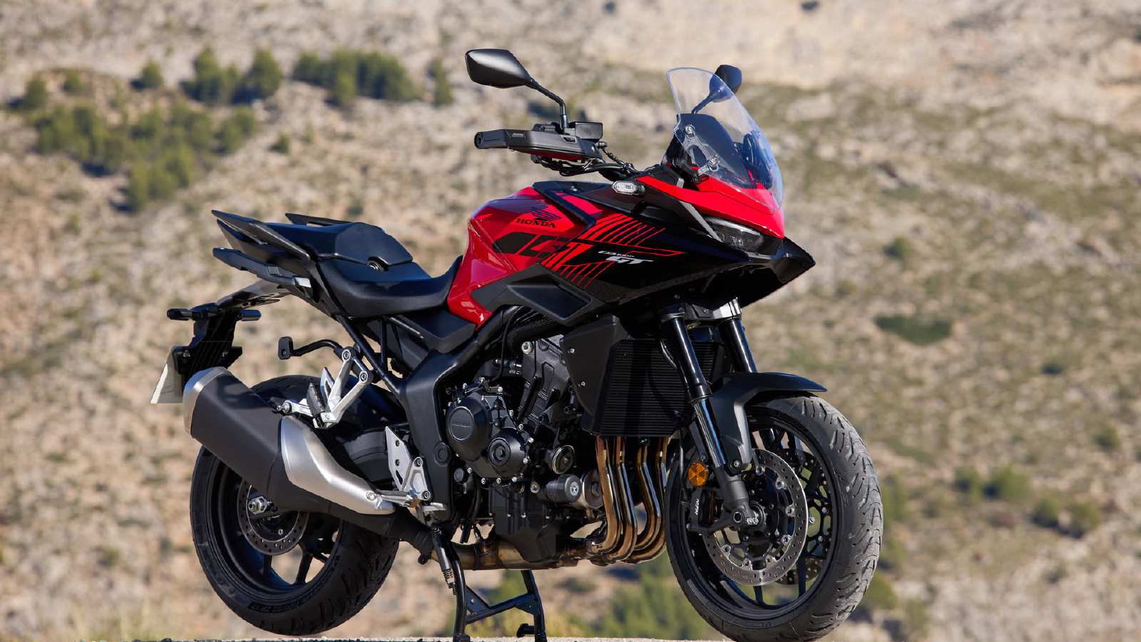 אופנוע ה-Honda CB1000GT עומד בתצוגה לצד דרך.